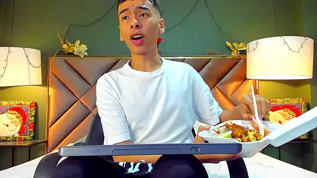 Snapshot of Aiden_Royce chatting on December 23, 5:05 am Aiden Royce online show from December 23, 5:05 am