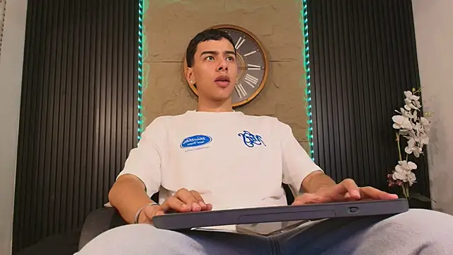 Snapshot of Aiden_Royce chatting on April 4, 11:46 pm Aiden Royce online show from April 4, 11:46 pm