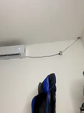 Snapshot of Rousevans_ chatting on December 4, 4:44 am Rousevans online show from December 4, 4:44 am