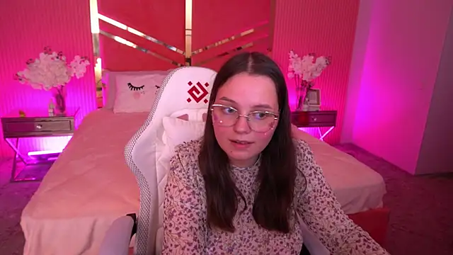 Snapshot of SophieDreamss chatting on September 13, 7:57 pm SophieDreamss online show from September 13, 7:57 pm