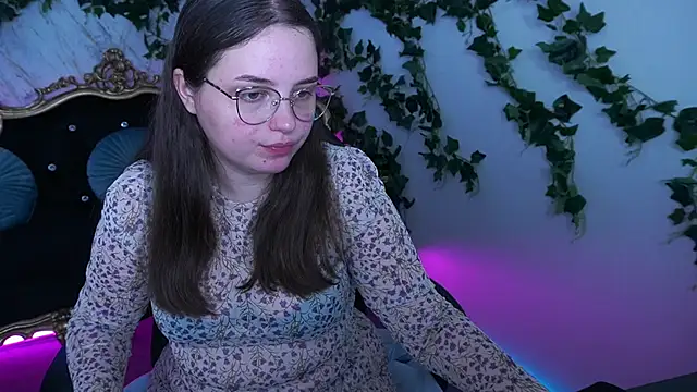 Snapshot of SophieDreamss chatting on October 8, 1:42 pm SophieDreamss online show from October 8, 1:42 pm