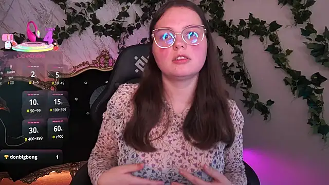 Snapshot of SophieDreamss chatting on October 11, 1:31 pm SophieDreamss online show from October 11, 1:31 pm