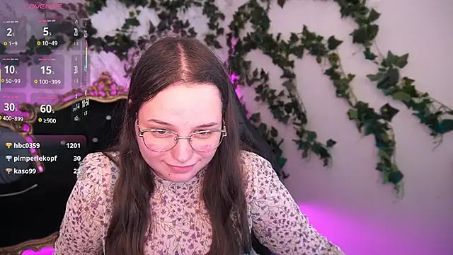 Snapshot of SophieDreamss chatting on October 16, 1:50 am SophieDreamss online show from October 16, 1:50 am