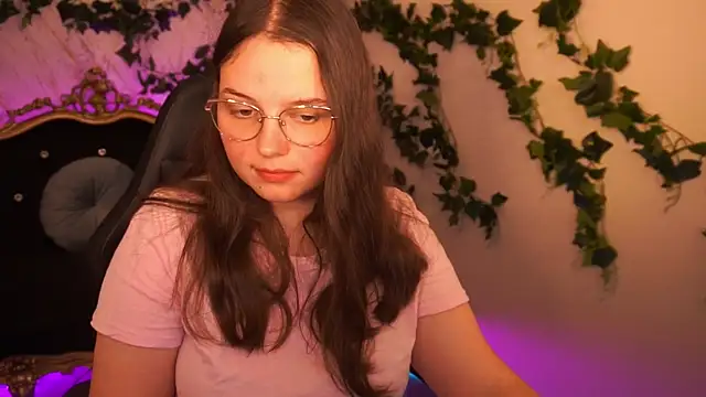 Snapshot of SophieDreamss chatting on October 22, 1:44 pm SophieDreamss online show from October 22, 1:44 pm