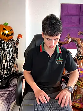 AdrianRinaldi online show from October 31, 8:10 pm