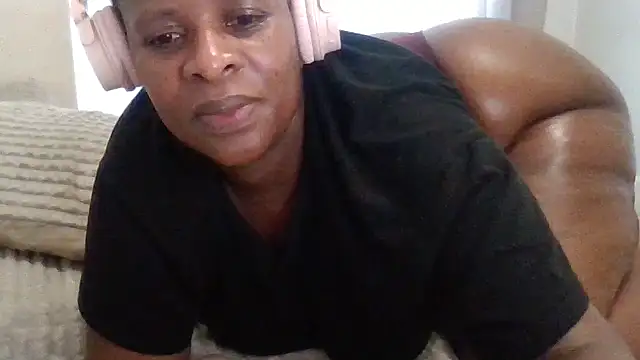 Snapshot of SexyNonnyy chatting on November 28, 2:42 pm SexyNonnyy online show from November 28, 2:42 pm