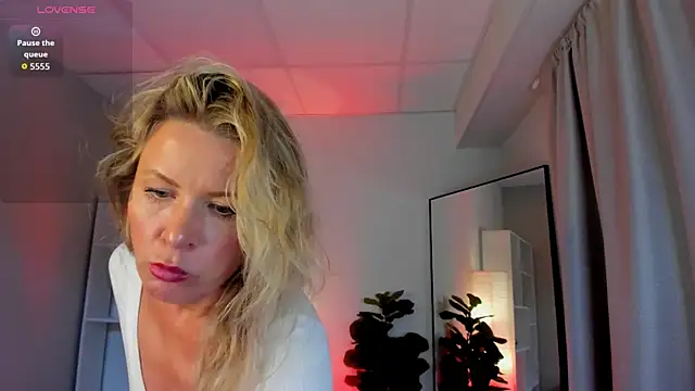 Snapshot of Julia_Giulia chatting on May 21, 9:44 pm Julia Giulia online show from May 21, 9:44 pm