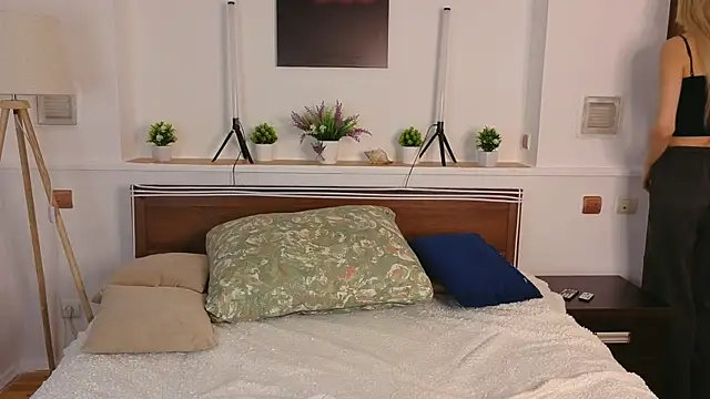 okerriella online show from April 19, 7:51 am