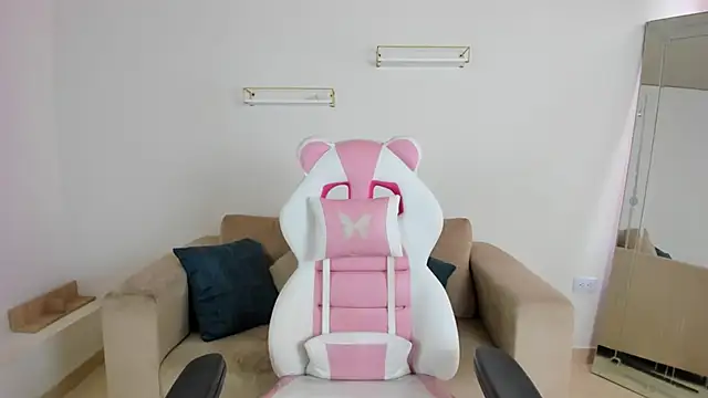 april smiith online show from December 16, 12:21 pm