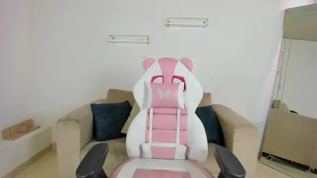 april smiith online show from December 18, 12:22 pm