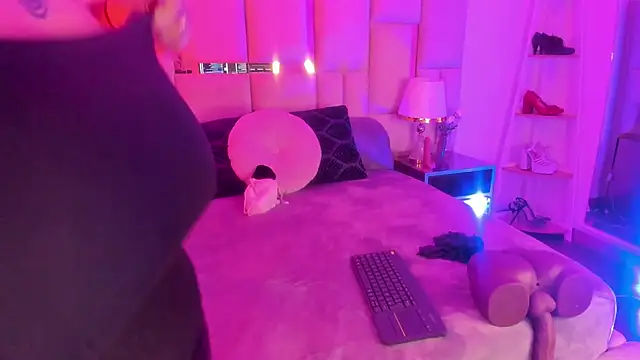 Snapshot of Violett_Novoa chatting on December 5, 12:14 pm Violett Novoa online show from December 5, 12:14 pm