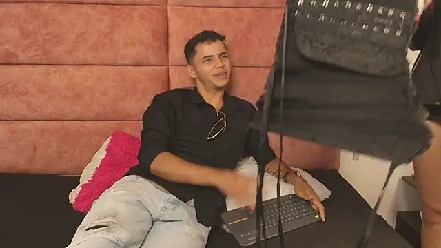 Snapshot of HellAndDante_ chatting on October 15, 9:26 pm HellAndDante online show from October 15, 9:26 pm