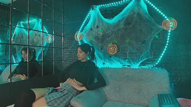 Snapshot of HellAndDante_ chatting on October 27, 10:25 pm HellAndDante online show from October 27, 10:25 pm