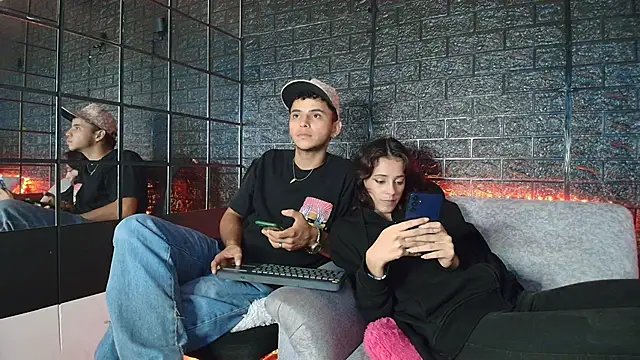 Snapshot of HellAndDante_ chatting on November 22, 12:20 am HellAndDante online show from November 22, 12:20 am