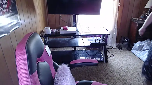 vanessraine online show from February 4, 7:31 pm