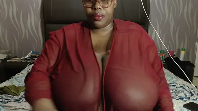 Snapshot of BoobsQueen46K chatting on November 27, 7:49 pm BoobsQueen46K online show from November 27, 7:49 pm