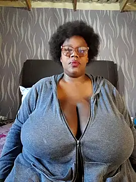 Snapshot of BoobsQueen46K chatting on June 11, 1:53 pm BoobsQueen46K online show from June 11, 1:53 pm