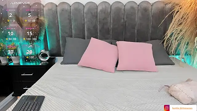 Viollet xoxo online show from October 12, 12:26 pm