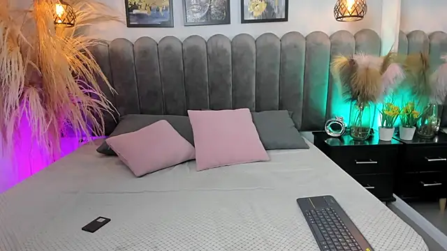 Viollet xoxo online show from October 15, 8:31 pm