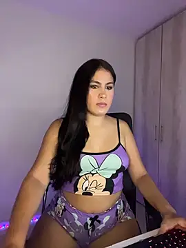 Snapshot of OriannaLuna chatting on October 17, 12:01 am OriannaLuna online show from October 17, 12:01 am