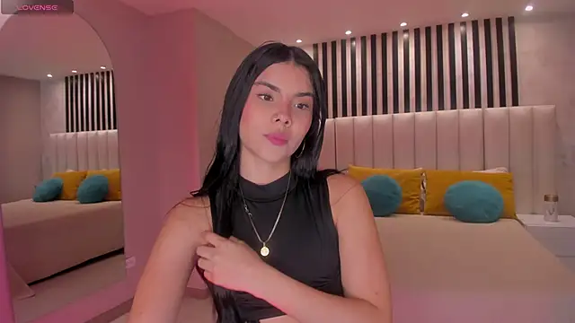 Snapshot of MiaLaurence chatting on December 14, 11:37 am MiaLaurence online show from December 14, 11:37 am