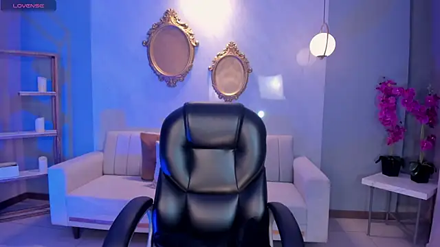 MiaLaurence online show from March 20, 7:30 pm