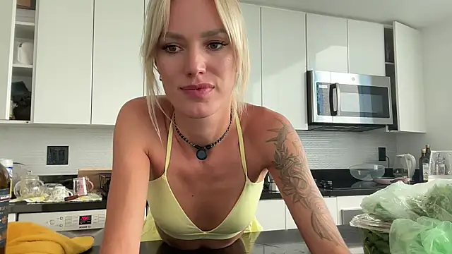 Snapshot of Ohbabykelly chatting on April 28, 10:26 pm Ohbabykelly online show from April 28, 10:26 pm
