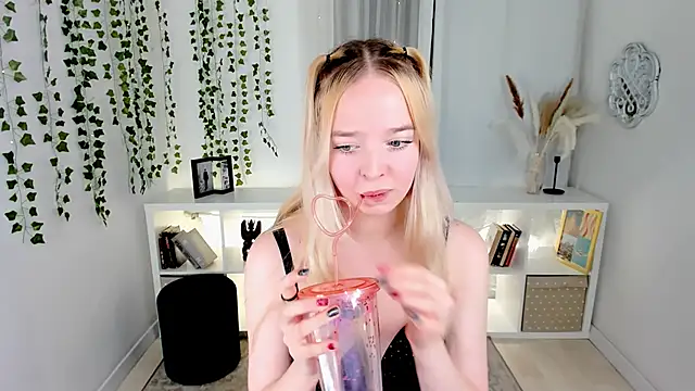 Snapshot of BellaMontgomery chatting on November 2, 9:39 pm BellaMontgomery online show from November 2, 9:39 pm