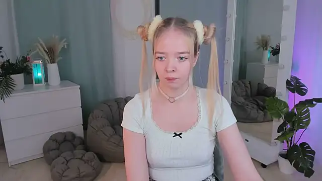 Snapshot of BellaMontgomery chatting on November 30, 10:47 pm BellaMontgomery online show from November 30, 10:47 pm