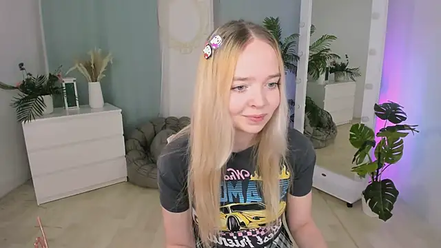 Snapshot of BellaMontgomery chatting on December 3, 10:52 pm BellaMontgomery online show from December 3, 10:52 pm