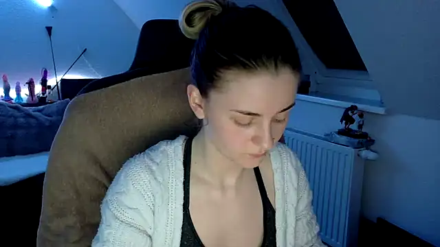 Snapshot of Melly4You chatting on April 26, 9:23 pm Melly4You online show from April 26, 9:23 pm