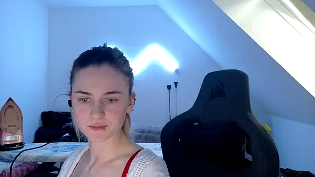 Snapshot of Melly4You chatting on May 17, 3:52 pm Melly4You online show from May 17, 3:52 pm