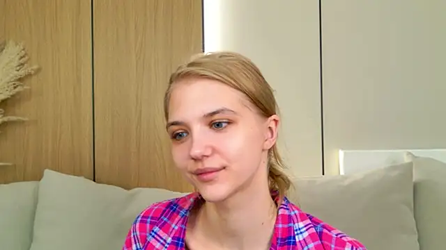 Snapshot of 4example_Chloe chatting on May 6, 5:35 am 4example Chloe online show from May 6, 5:35 am