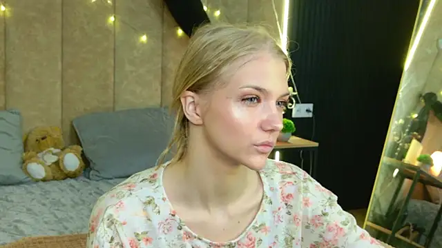 Snapshot of 4example_Chloe chatting on May 16, 5:26 am 4example Chloe online show from May 16, 5:26 am