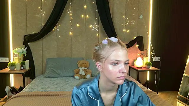 Snapshot of 4example_Chloe chatting on May 17, 5:27 am 4example Chloe online show from May 17, 5:27 am