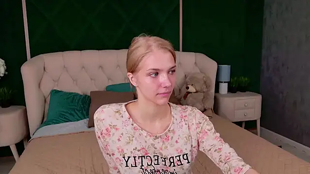 Snapshot of 4example_Chloe chatting on June 2, 5:31 am 4example Chloe online show from June 2, 5:31 am