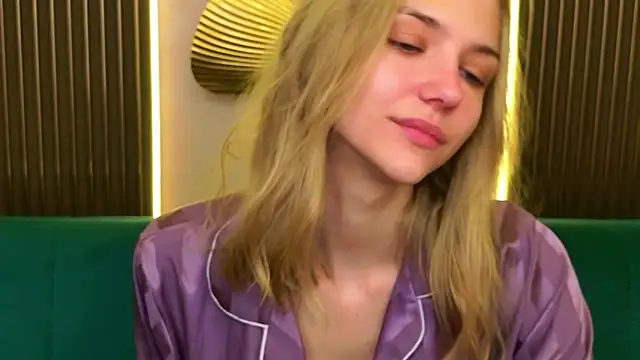Snapshot of 4example_Chloe chatting on June 7, 5:33 am 4example Chloe online show from June 7, 5:33 am