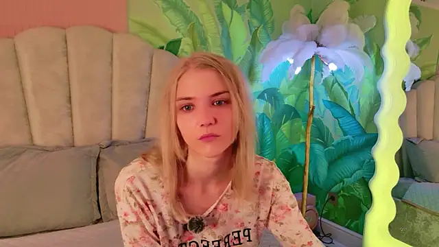 Snapshot of 4example_Chloe chatting on June 16, 5:43 am 4example Chloe online show from June 16, 5:43 am