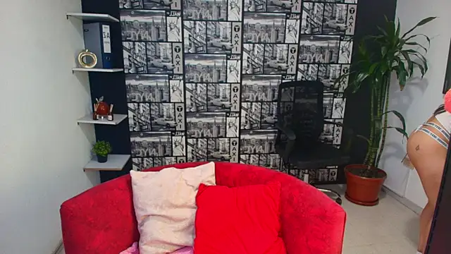 Snapshot of DanielaMonroe chatting on May 15, 7:54 pm DanielaMonroe online show from May 15, 7:54 pm