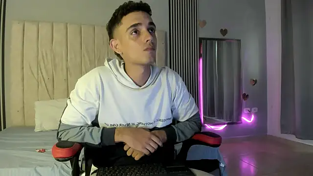 Snapshot of nathan_shimmer chatting on February 23, 9:12 pm nathan shimmer online show from February 23, 9:12 pm