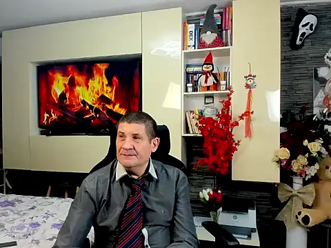 SpartacusDaddy48 online show from March 13, 7:20 pm