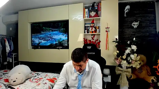 SpartacusDaddy48 online show from April 19, 10:58 am