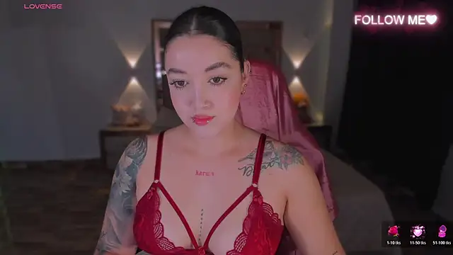 lunaarose online show from November 27, 12:46 am