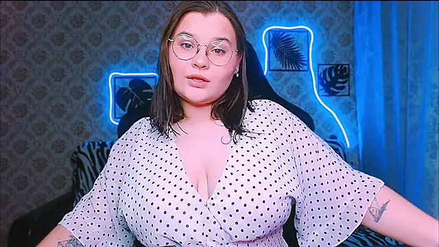 InLoveWithLife26 online show from November 5, 8:20 pm