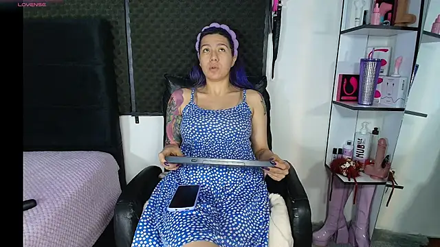 karlamoon23 online show from March 8, 7:06 pm