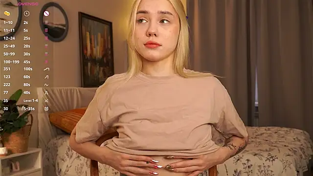 Snapshot of LilianBenskin chatting on December 4, 6:44 am LilianBenskin online show from December 4, 6:44 am