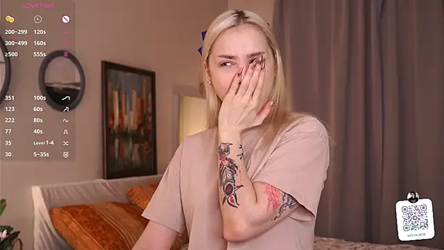 Snapshot of LilianBenskin chatting on December 5, 5:27 am LilianBenskin online show from December 5, 5:27 am