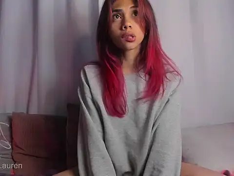 Snapshot of Laurenn_2 chatting on October 15, 5:07 am Laurenn 2 online show from October 15, 5:07 am