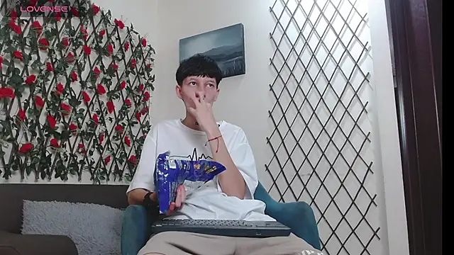 LiamBrown09 online show from May 6, 7:19 pm