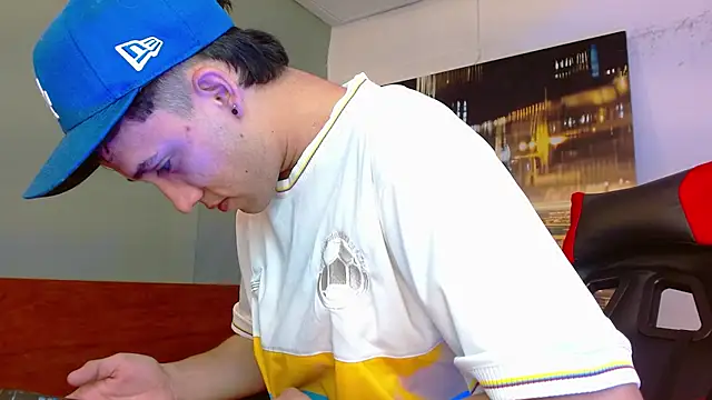 Snapshot of alexgiraldo__ chatting on July 4, 12:22 pm alexgiraldo online show from July 4, 12:22 pm